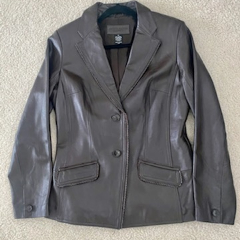 Jaclyn Smith Classic Women's Dark Brown Leather Jacket.  Size 10. LIKE NEW.